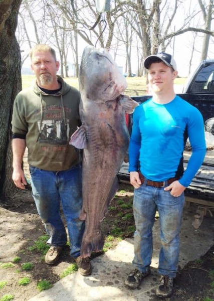 Burr Edde III (left) and his stepson Lucas Miller with the record fish. Image courtesy Missouri Department of Conservation. 