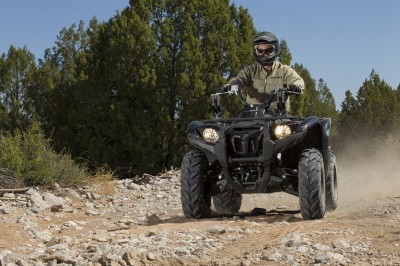 The new 2014 Grizzly 700 soaks up rough terrain with ease thanks to Yamaha's redesigned suspension and 60mm wider stance.