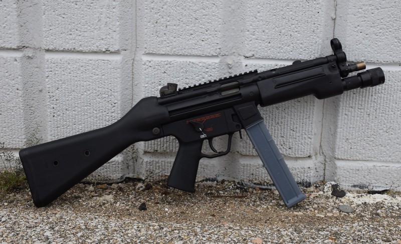 A D54P/10 with a full-length Picatinny rail on its upper receiver.