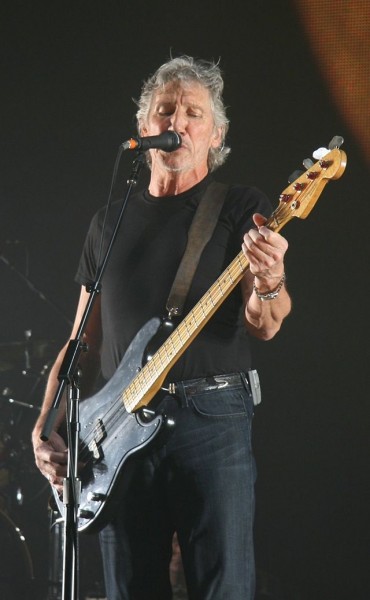 Roger Waters performing live in London in 2008. Image from Magnus Manske on the Wikimedia Commons.