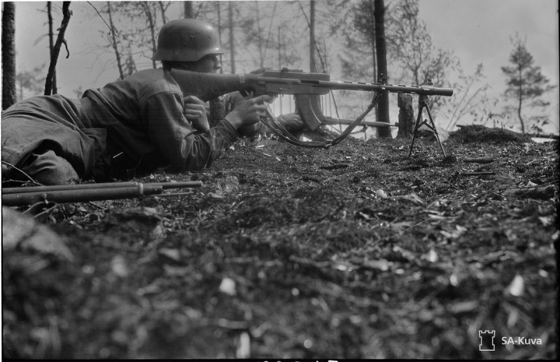 A Finnish soldier aiming an M/26 machine gun. Date taken: August 4, 1941.