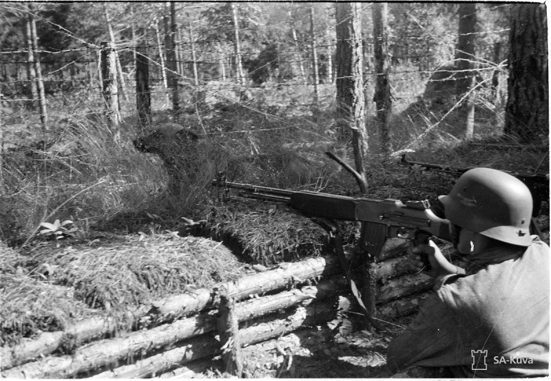 A Finnish soldier with a Browning Automatic Rifle variant. Date taken: August 7, 1941.