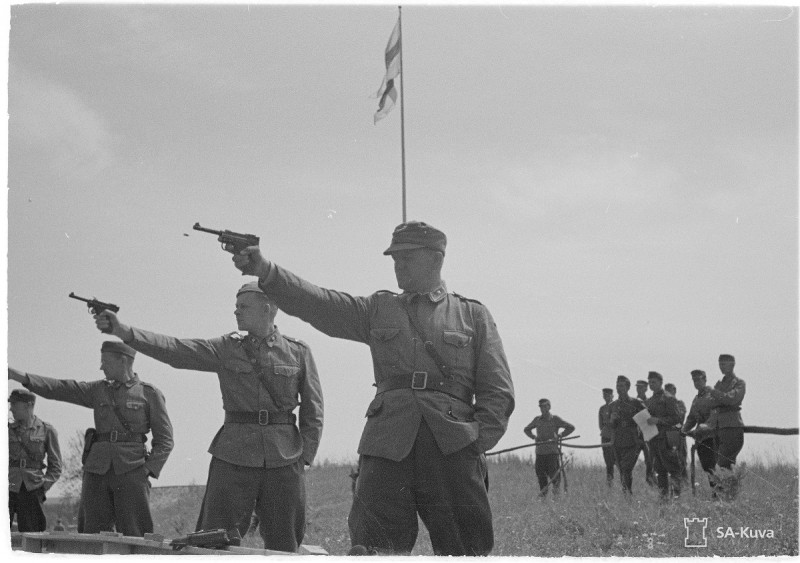 Finnish officers with what appear to be Lahti L-35 pistols. Date taken: July 8, 1942.