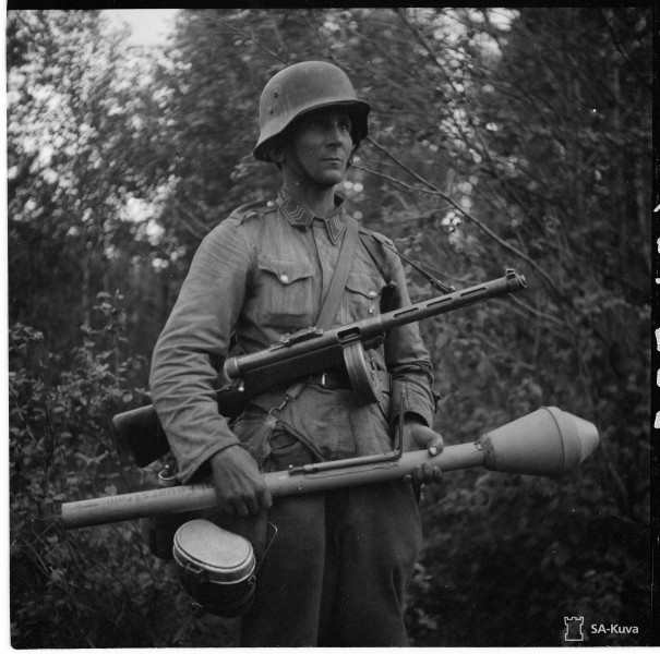 Sergeant V. Kärkkäinen with a KP-31 submachine gun and a Panzerfaust. Date taken: June 28, 1944.
