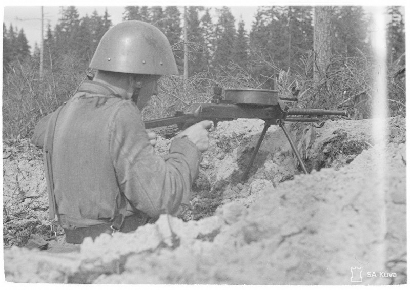 A Finnish soldier with a light machine gun. Date taken: June 28, 1944.