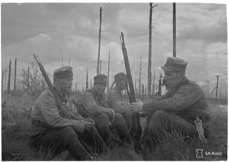 Finnish soldiers near Taipale. The two men in the foreground appear to have older Mosin-Nagant rifles, judging by their front sight blades. Date taken: June 22, 1944.
