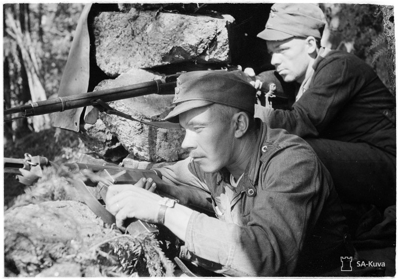 Finnish soldiers in position. The man in the background appears to have a later model Soviet M91/30 Mosin-Nagant rifle. Date taken: July 7, 1944.