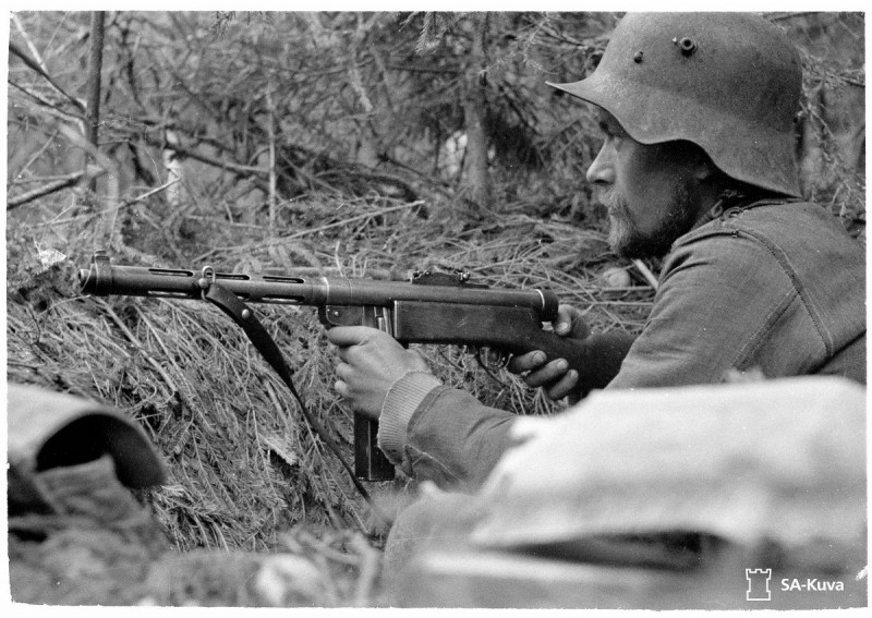 A Finnish soldier with a KP-31 submachine gun with a box magazine.