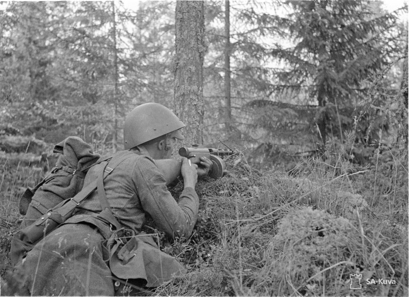 A Finnish soldier with a KP-31 submachine gun. Date taken: July 30, 1941.