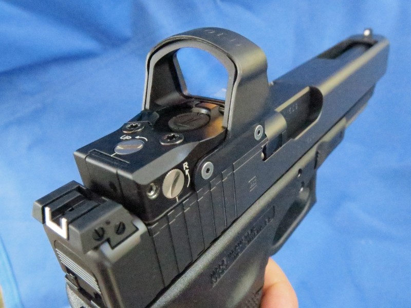 A Leupold DeltaPoint mounted on the G40.
